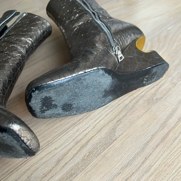 LAST CHANCE 9/23❕- DRIES VAN NOTEN Metallic Wedge Boot with unique cutout detail - Picture 3 of 11